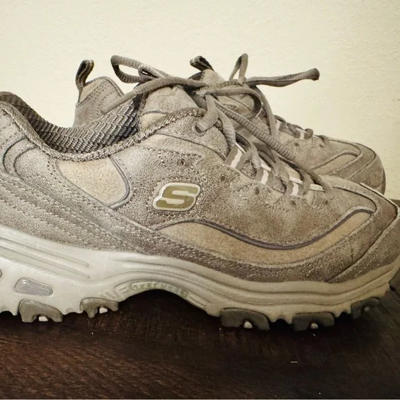 Skechers D’Lites Gray Athletic Shoes with Air-Cooled Memory Foam Size 8.5 - Picture 1 of 5